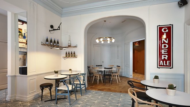 Fauteuils en bois courbé et assises cannées, Thonet. Chaises CH24 avec structure en bois laqué bleu avec assise en corde de papier tressé, création Hans J. Wegner, éditée par Carl Hansen.