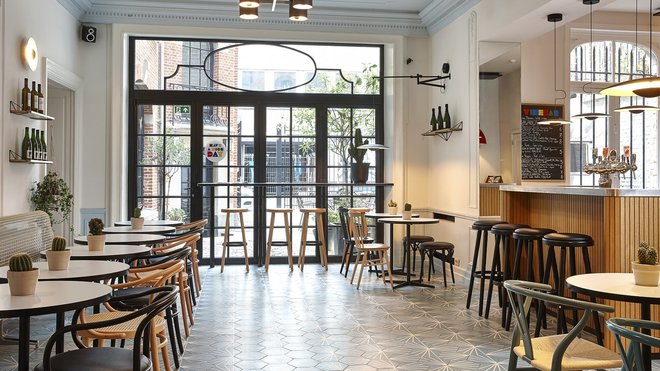 Les châssis d’origine ont été remplacés par des modèles à l’identique. Celui-ci, composé de 4 ouvertures et donnant sur la cour, a été doté d’un système de pliage en accordéon pour offrir une ouverture totale.