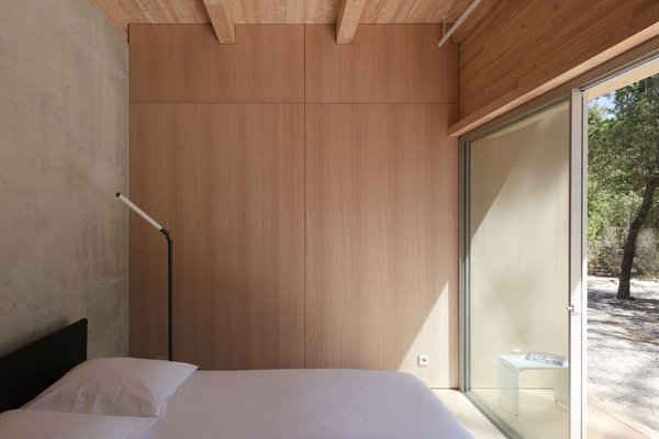 La nature traverse les chambres et le salon.