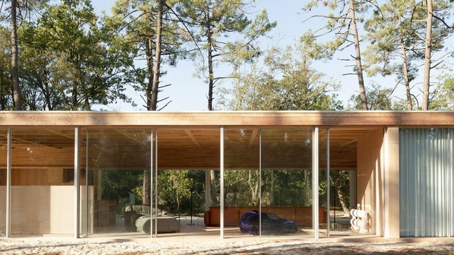 Le salon se déploie comme une vitrine panoramique sur le paysage.