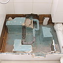 Etape 11 : La bonde est raccordée à l'évacuation du nouveau receveur de douche.