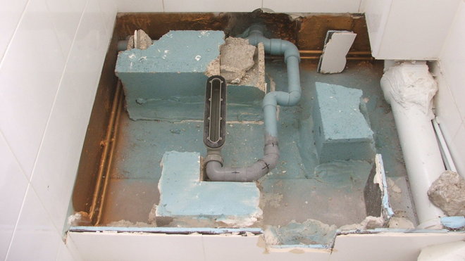 Etape 11 : La bonde est raccordée à l'évacuation du nouveau receveur de douche. Etape 11 : La bonde est raccordée à l'évacuation du nouveau receveur de douche.