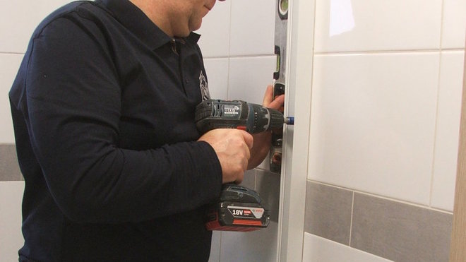 Etape 16 : Les profilés muraux sont ajustés et vissés. Etape 16 : Les profilés muraux sont ajustés et vissés.