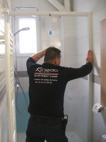 Etape 17 : La paroi et la nouvelle porte en verre sont posées.