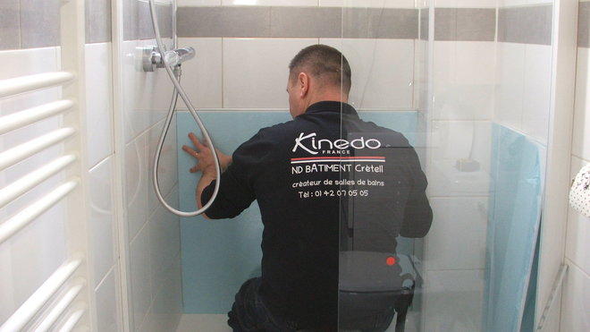 Etape 20 : Les panneaux, après découpe préalable sont posés. Etape 20 : Les panneaux, après découpe préalable sont posés.