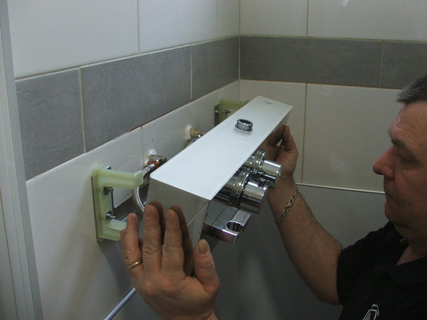 Etape 21 : Le bloc de la robinetterie est raccordé aux arrivées d'eau.