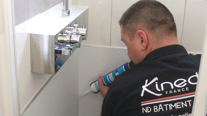 Etape 22 : Un nouveau joint silicone en périphérie des panneaux muraux est appliqué. Etape 22 : Un nouveau joint silicone en périphérie des panneaux muraux est appliqué.