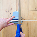 Scier le tasseau en 4 morceaux égaux pour former les 4 côtés de 30 cm.