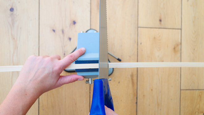 Scier le tasseau en 4 morceaux égaux pour former les 4 côtés de 30 cm.