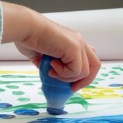L'applicateur de peinture Spoty à partir de 36 mois conçu pour initier les tout petits à la découverte de la peinture, en 12 coloris de 70ml.