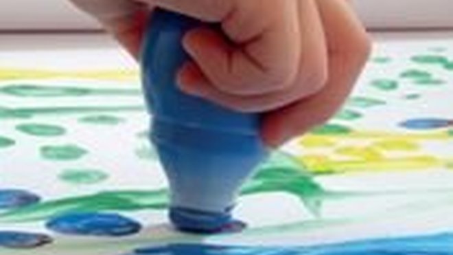 L'applicateur de peinture Spoty à partir de 36 mois conçu pour initier les tout petits à la découverte de la peinture, en 12 coloris de 70ml.