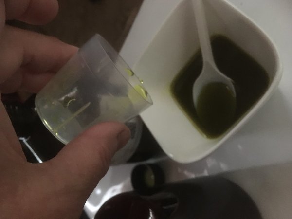 On verse à dose égale les 2 produits : erricyanure de potassium et de citrate d’ammonium ferrique, bien mélanger avec une cuillère en plastique. Procéder au mélange dans une pièce obscure.