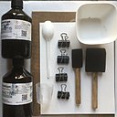 Le matériel : un support plastifié, ferricyanure de potassium et de citrate d’ammonium ferrique, un verre doseur, un récipient, une cuillère plastique, pinces à dessin, pinceaux mousse, un sous verre.