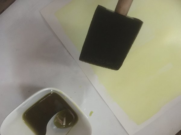 Tremper le pinceau mousse dans le mélange, poser le produit sur le papier, en unifiant ou en laissant du blanc .. Laissez sécher dans l'obscurité.