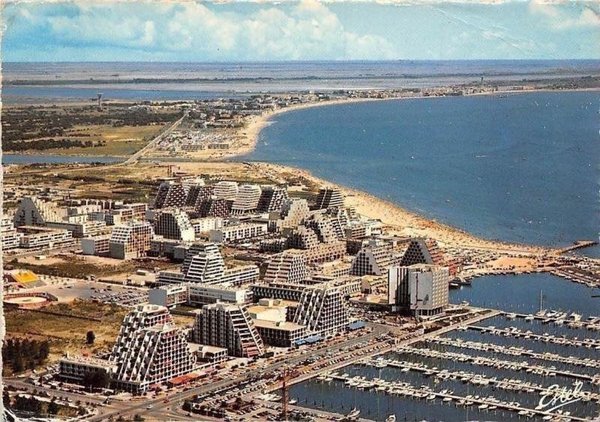 Ville dans la ville, la Grande-Motte est une sorte de  modèle de ville idéale.