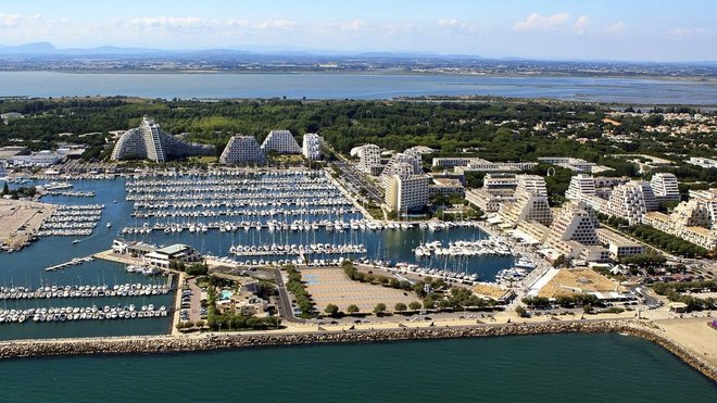 Le projet prévoit 400 emplacements supplémentaires pour les bateaux et un prolongement de la rue des Voiliers par une nouvelle digue-promenade.