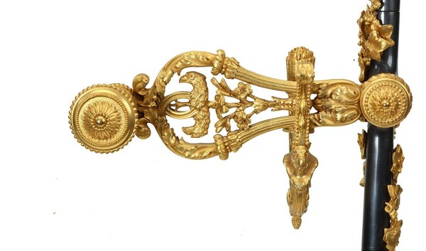 Espagnolette de fenêtre au décor ajourée de style Louis XVI.