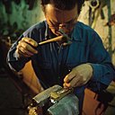 Dans l’atelier de ciselure, les outils et gestes de l’artisan d’art n’ont pas changé depuis le XIXème siècle.