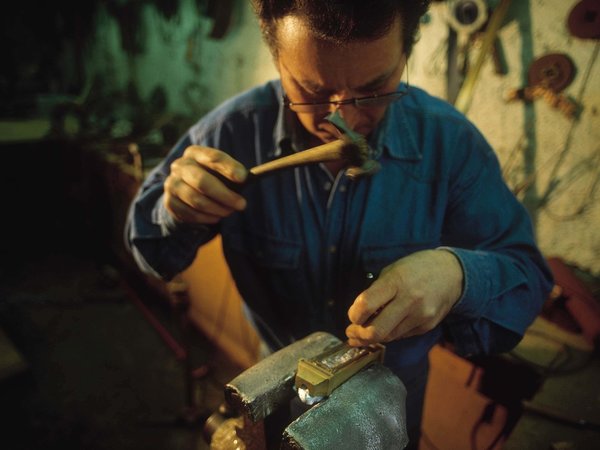 Dans l’atelier de ciselure, les outils et gestes de l’artisan d’art n’ont pas changé depuis le XIXème siècle.
