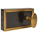 Au dessin simplifié et plein de rigueur, annonçant la modernité du XXème siécle, serrure de porte horizontale de style Haussmannien.