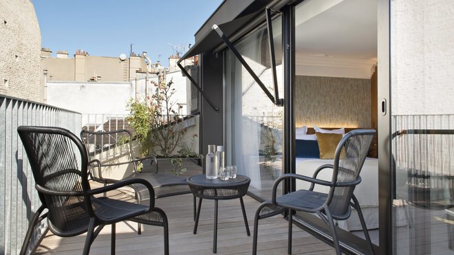 Les chambres, dotées de grandes baies vitrées, sont largement ouvertes sur l’extérieur.