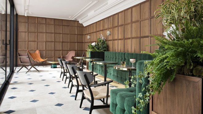 Bois, cuir, velours, design scandinave et plantes vertes pour un intérieur chaleureux comme chez soi.