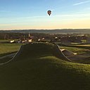 Le toit de la maison forme une voûte et dessine une courbe qui rejoint les reliefs du paysage naturel.