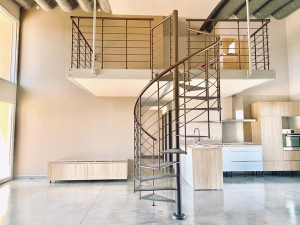 La grande pièce de vie est surmontée d’une mezzanine qui peut se transformer en atelier, chambre ou bureau.