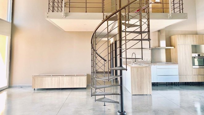 La grande pièce de vie est surmontée d’une mezzanine qui peut se transformer en atelier, chambre ou bureau. La grande pièce de vie est surmontée d’une mezzanine qui peut se transformer en atelier, chambre ou bureau.