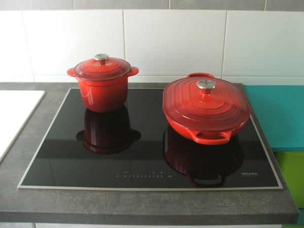 Après le remplacement grâce au pas à pas en 14 étapes illustrées, la nouvelle plaque à induction 4 foyers dont deux foyers Power Flex de chez Miele.