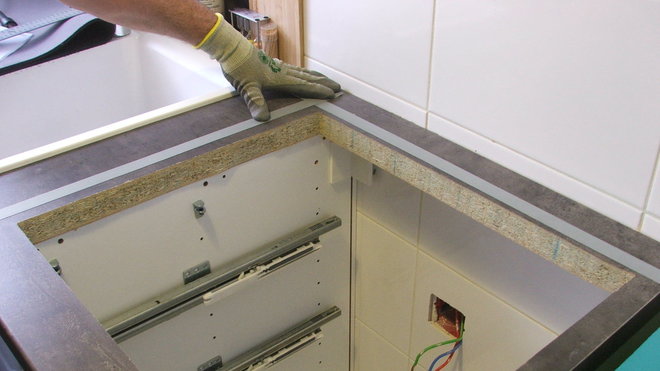 Etape 7 :   Afin de bien visualiser les découpes à venir, placer un ruban adhésif sur le tracé de découpe.