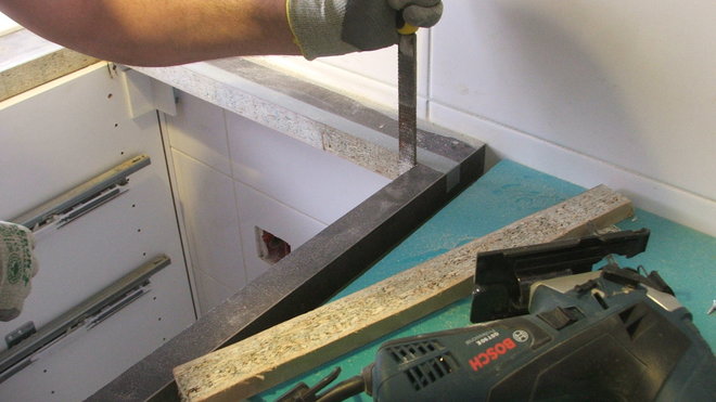 Etape 9 :   La finition d’angle est parachevée à l’aide d’une lime à bois à grosse denture.