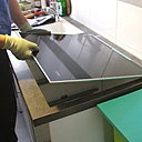 Etape 10 : Mise en place de la nouvelle plaque à induction, afin de vérifier l’encastrement. Etape 10 : Mise en place de la nouvelle plaque à induction, afin de vérifier l’encastrement.