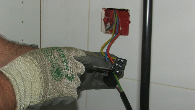 Etape 12 :   Raccordement du câble sur l’installation du réseau domestique (dans notre cas, il s’agit d’un raccordement mono-phasé).