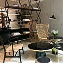 Partout le laiton et le noyer dessinent le fil rouge de la décoration. Un esprit graphique noir et blanc, teinté de style scandinave, s’associe aux matières naturelles comme le bois et le rotin.