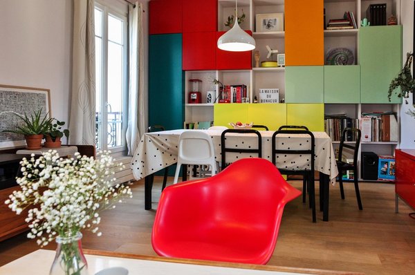 La géométrie ludique et colorée de la bibliothèque s’accorde avec les couleurs des livres d’enfant, des jouets, bibelots et objets chinés.