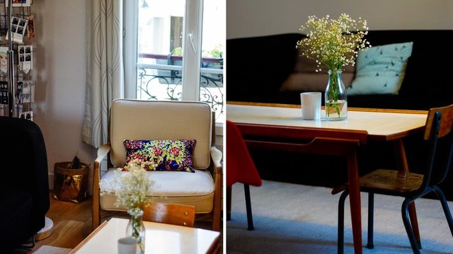 Le mobilier combine rééditions de style années 1950 et pièces anciennes vintage. Fauteuil, La Redoute Intérieurs. Chaises et table basse chinées en brocante.