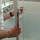 Etape 2 : Démonter soigneusement l’éventuelle poignée à l’aide d’outils adaptés : tournevis ou petite visseuse. Bien mettre de côté les vis et différents éléments composant la poignée.