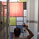 Etape 5 : Une fois le papier protecteur enlevé, vaporiser généreusement le côté collant du sticker ; c’est indispensable pour manipuler facilement le sticker lors des prochaines étapes.