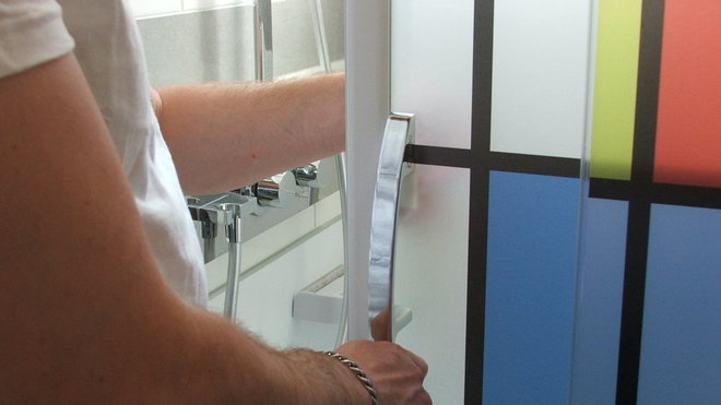 Etape 10 : Remonter soigneusement la poignée en faisant attention à ne pas trop serrer les éléments pour ne pas contraindre le sticker qui n’est pas encore totalement sec. Resserrer la poignée délicatement après quelques heures de séchage est conseillé.