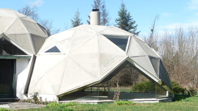 Le volume de « Trois Coupoles » s’ouvre généreusement sur l’extérieur grâce à de larges baies vitrées triangulaires.