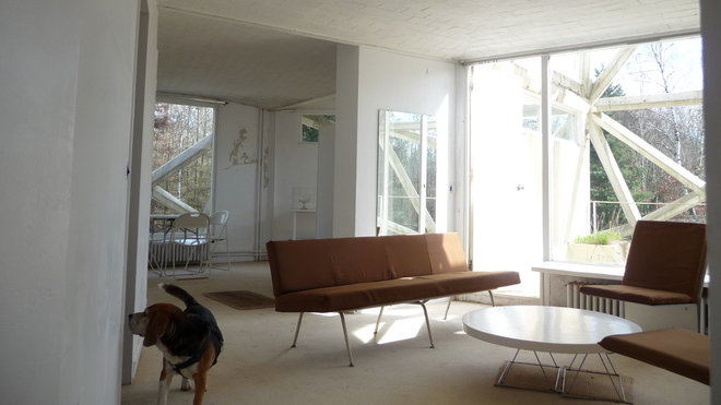 L’espace intérieur, largement ouvert sur l’extérieur, est rythmé par de nombreuses ouvertures qui captent la lumière naturelle, offrant un équilibre et une harmonie entre le dedans et le dehors.