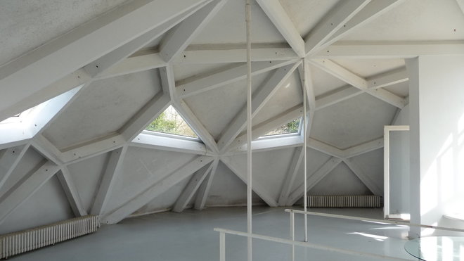 La technique de construction, la Géode, dénuée de murs porteurs, permet une grande rapidité de mise en œuvre, ainsi qu’une large portée, autorisant la flexibilité de cloisonnement et une économie de matière.