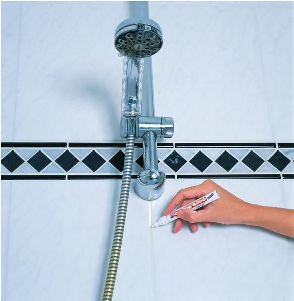 En un clin d’œil, le marqueur Edding e-8200 permet de déposer une couche neuve sur les joints et leur rendre leur bel aspect d’origine.