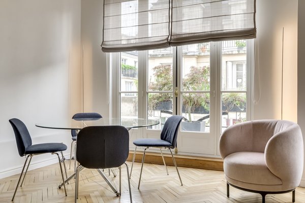 L’entrée s’ouvre directement sur la lumineuse pièce à vivre.