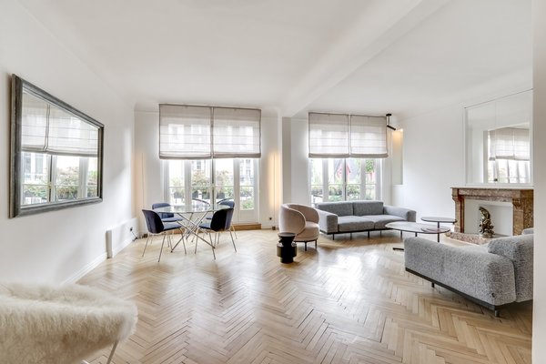 Le coin salle à manger est doté de chaises houssées en tissu, modèle Brianzi Senza Braccioli, création Claesson Koivisto Rune. Fauteuil, modèle Vueta 72, houssée de velours, création Jaimé Hayon pour Wittmann.