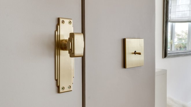Poignées de porte en laiton d’esprit Art déco, L’Univers de la poignée. Interrupteur en laiton, Modélec.