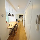 Après les travaux : une cloison démolie et une cuisine ouverte qui profite d’une belle clarté.