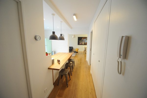 Après les travaux : une cloison démolie et une cuisine ouverte qui profite d’une belle clarté.