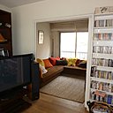 Avant les travaux : un espace limité par une cloison et un écran TV qui encombre l’espace.